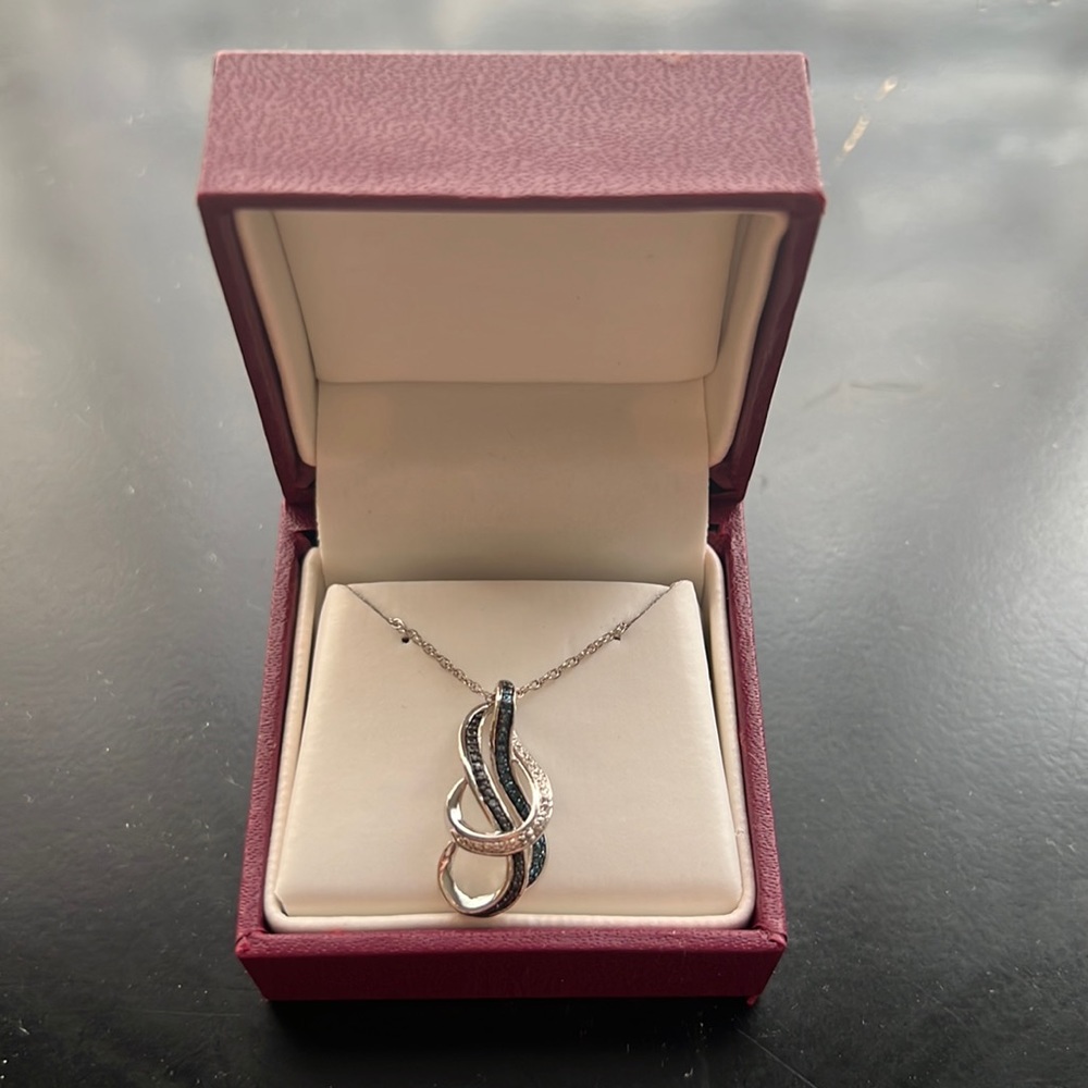 Beautiful Helzberg Diamonds Pendant Necklace